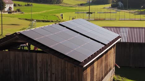 Auf-Dem-Dach-Einer-Landwirtschaftlichen-Halle-Wird-Erneuerbare-Energie-Erzeugt