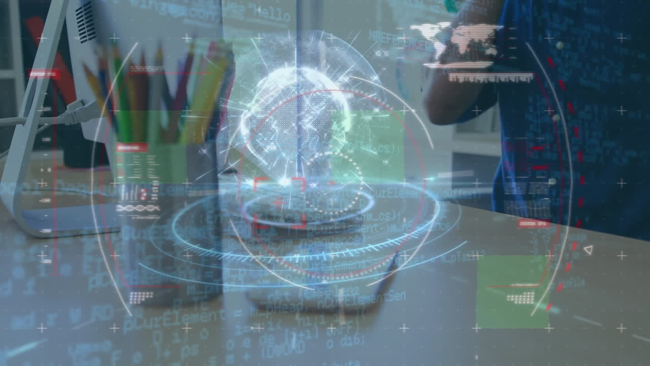 animación de globos, círculos, mapas y lenguaje de programación sobre un hombre caucásico cansado durmiendo en el escritorio.