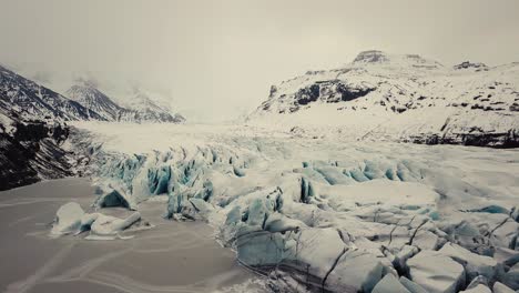lengua glaciar en islandia filmada por drones con diferentes movimientos cinematográficos, mostrando un concepto turbio y dramático en condiciones invernales