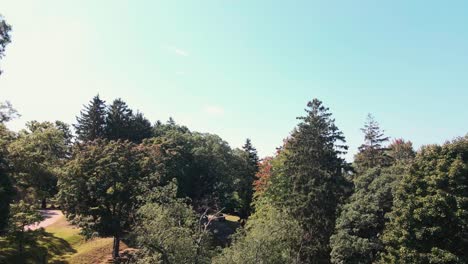 Drone-Elevándose-Sobre-La-Colina-Del-Cementerio-En-Muskegon