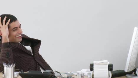 un hombre de negocios divertido con sus resultados comerciales.
