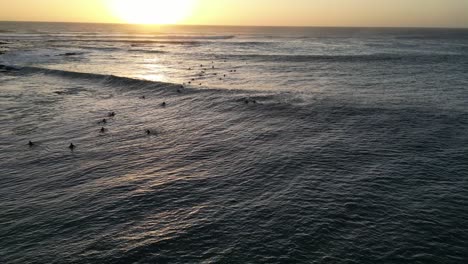 Impresionante-Foto-De-Surfistas-Disfrutando-De-Un-Día-Soleado-En-Grace-Town,-Australia-Occidental