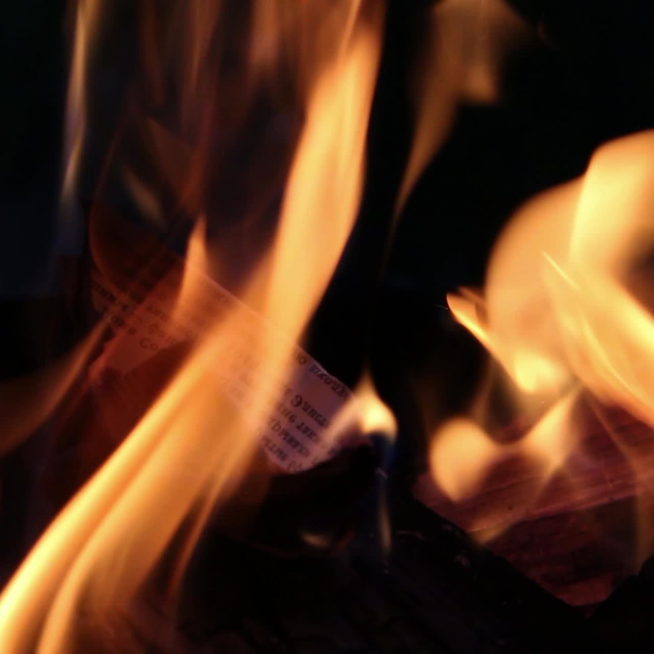 Nærbillede af papir i flammer