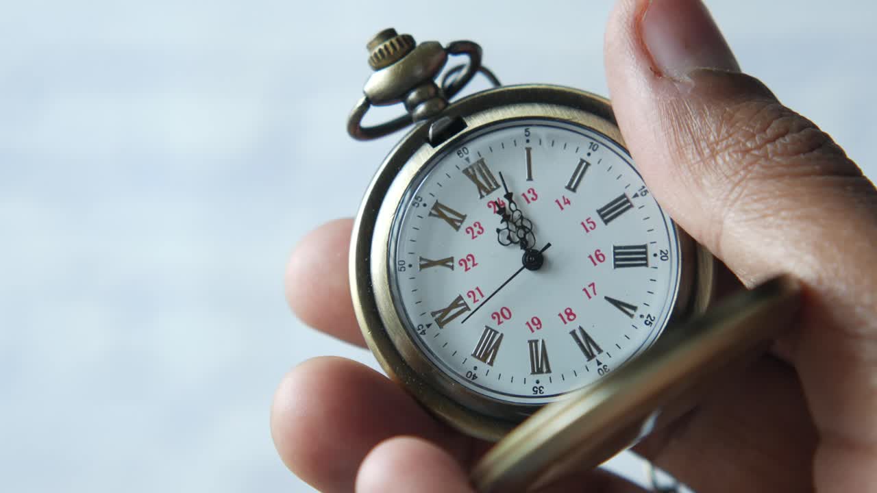 reloj de bolsillo de época en la mano