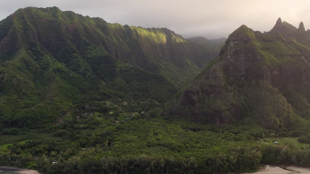 hermosa vista de drones de la naturaleza de los picos de las montañas verdes que revelan una playa tropical en el parque na pali 4k