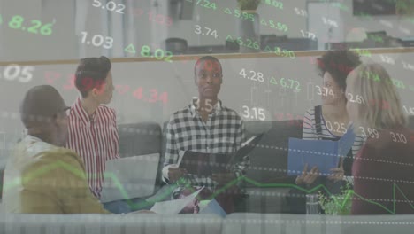 animación de la junta comercial sobre diversos colegas discutiendo el informe en la reunión en la oficina.