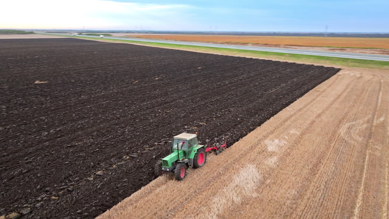 campo de arado del tractor