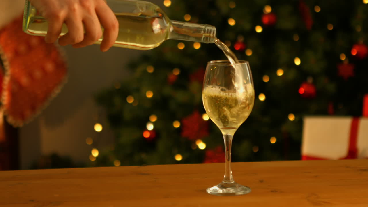 Mano che versa un bicchiere di vino