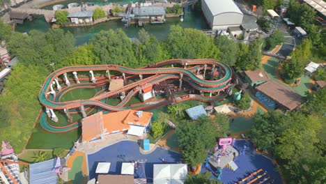 Toma-Aérea-De-La-Montaña-Rusa-En-El-Parque-De-Atracciones-Movieland-En-El-Lago-De-Garda,-Italia.