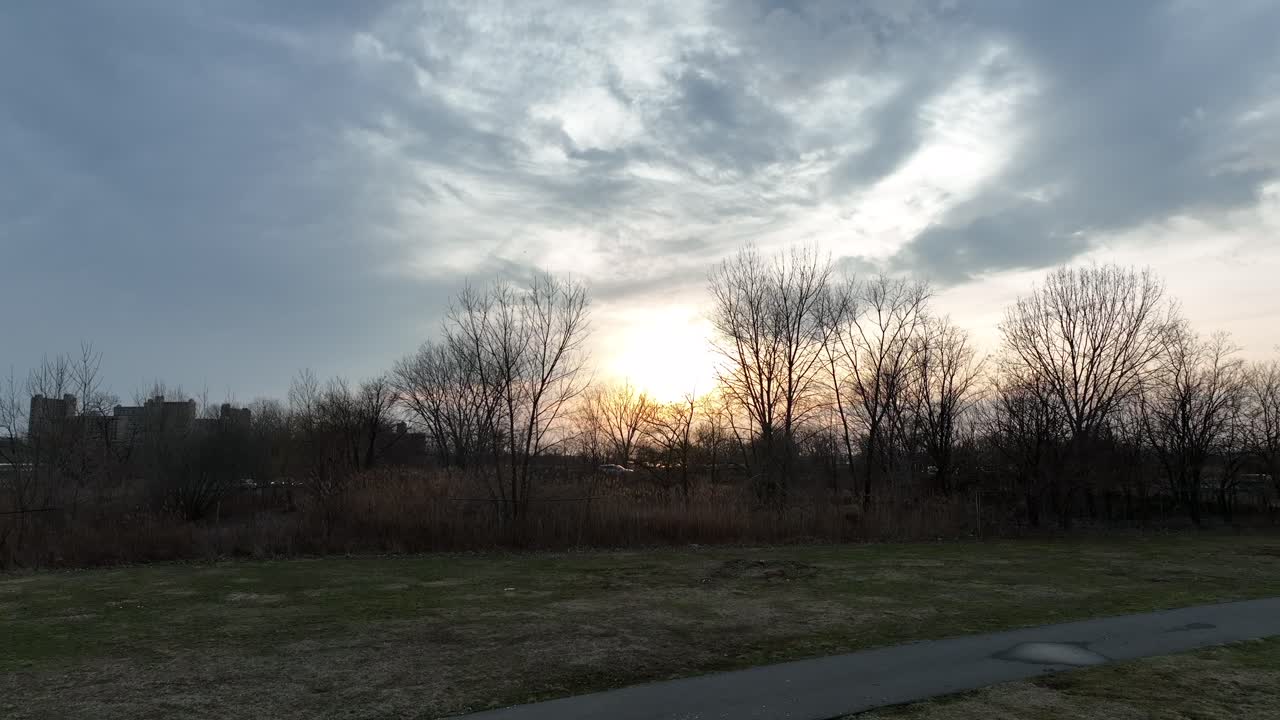 흐린 일몰 동안 뉴욕 브루클린에 있는 calvert vaux 공원의 낮은 각도 사진