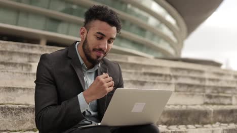 Un-Joven-Y-Exhausto-Especialista-En-Marketing-De-Negocios-Que-Trabaja-Con-Una-Computadora-Portátil