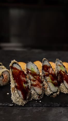rolos de sushi fritos y crujientes