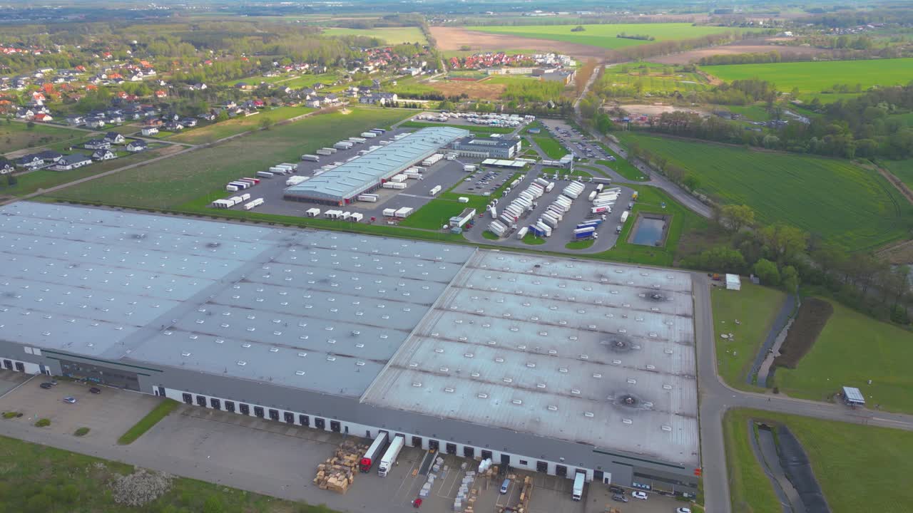 Vista aerea di un magazzino merci
