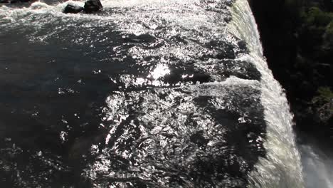 panorámica a través de una perspectiva que mira sobre el borde de las cataratas del iguazú