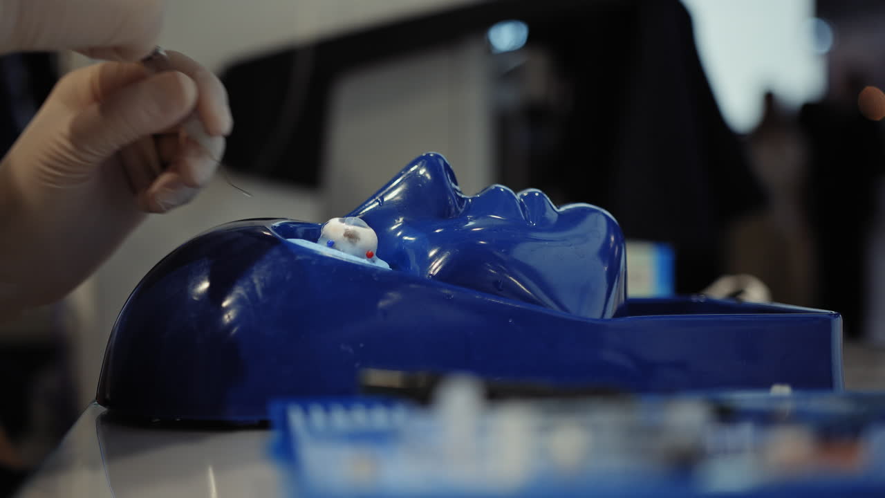 practicando cirugía ocular en un ojo de cerdo