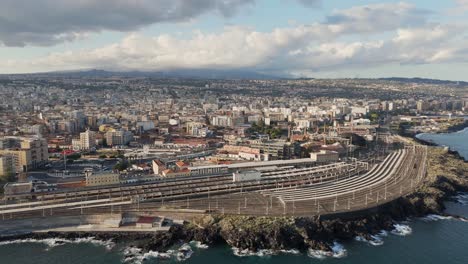 Großes-Schienennetz-In-Der-Stadt-Catania,-Während-Ein-Vogel-Durch-Die-Luftaufnahme-Fliegt