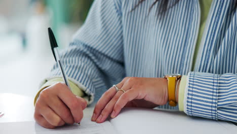 persona que escribe en un cuaderno