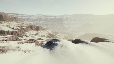 Rocas-Cubiertas-De-Nieve-En-La-Estación-De-Esquí