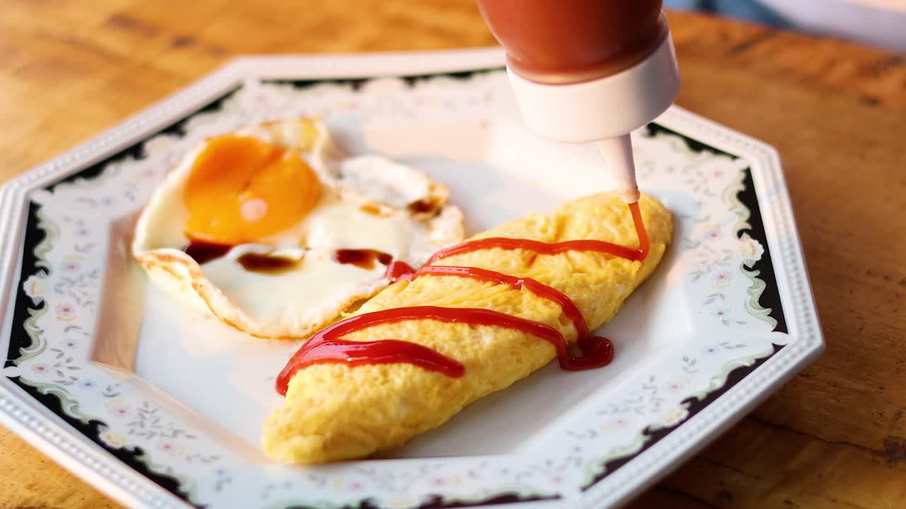 tortilla y huevos adornados con ketchup