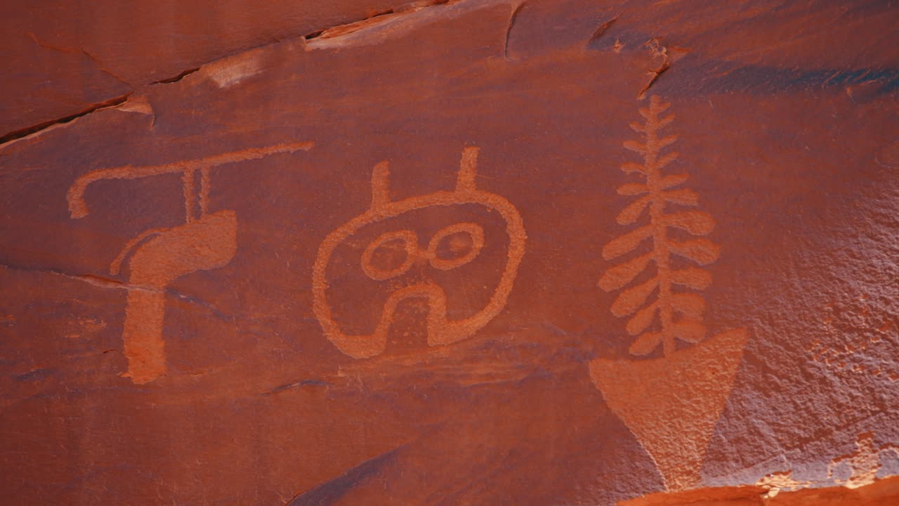 ⁇ 의 귀에 있는 울프맨 암각화 패널 유타 국립 기념물