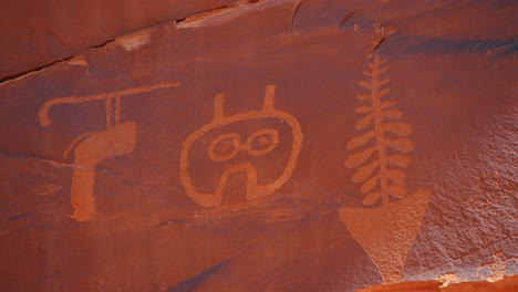 Panel-De-Petroglifos-Wolfman-En-Bears-Ears-Monumento-Nacional-Utah