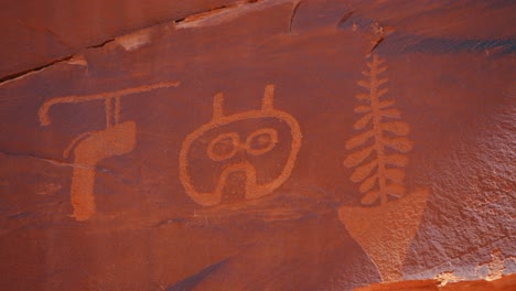 wolfman panel de petroglifos en orejas de oso monumento nacional de utah