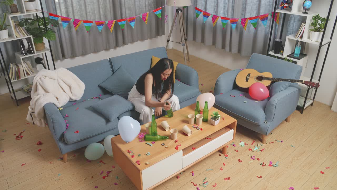 после вечеринки - грустная женщина