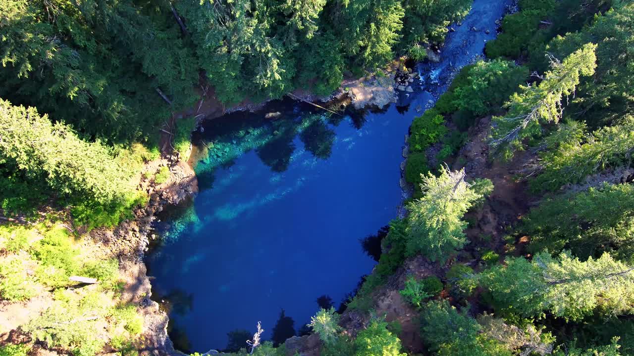 고산 산악 호수 4k 슬로우 모션의 멋진 공중 산 전망