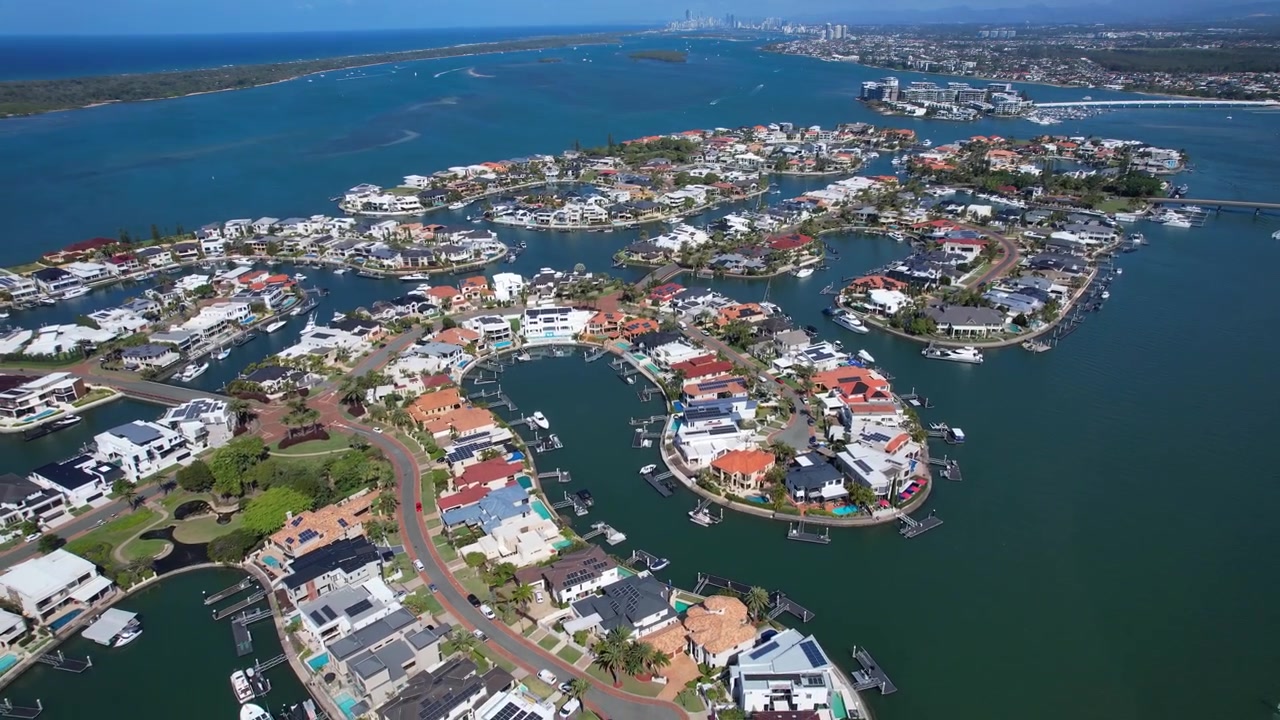 Ilhas Sovereign e Área de Paradise Point na Gold Coast, Queensland, Austrália - Tomada aérea de drone.