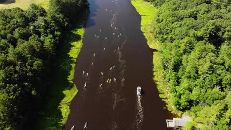 botes y kayaks están remando y navegando en el río en una competencia de carreras fluviales - vista aérea