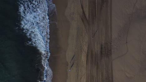 Toma-Aerea-Sobre-La-Playa-De-Maspalomas-Y-Donde-Rompen-Las-Olas