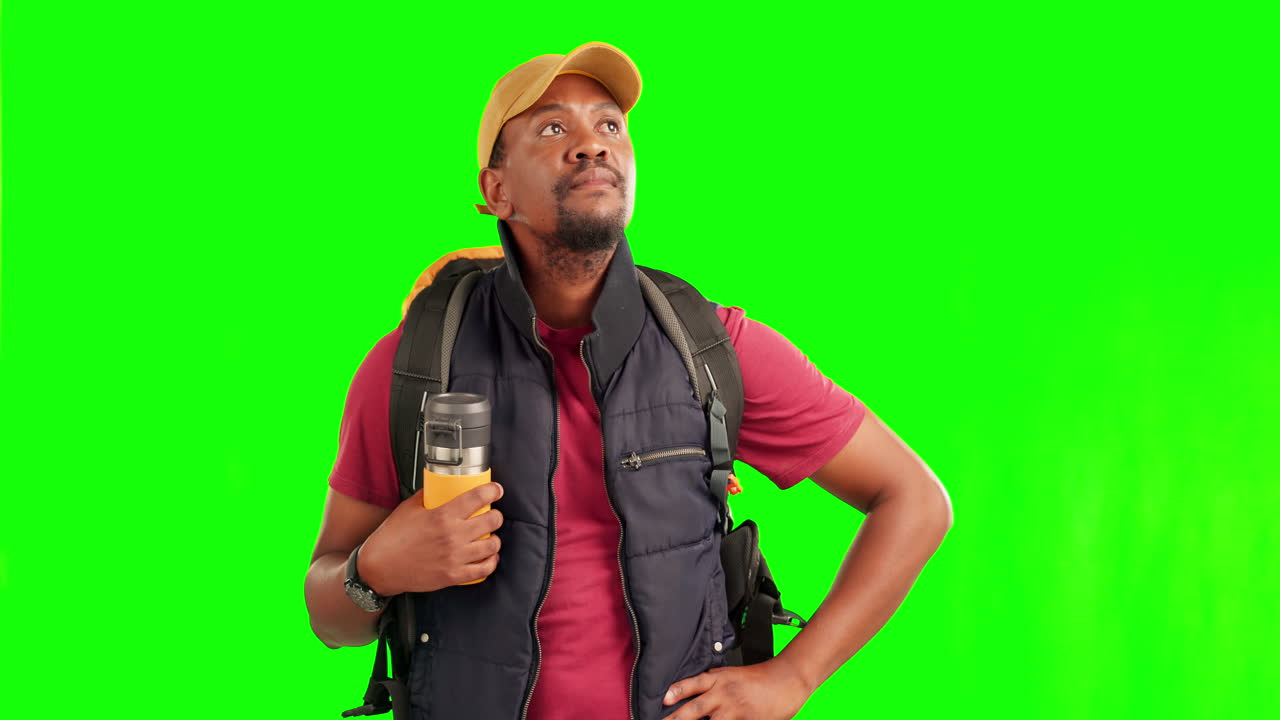 confundido, perdido y viajar con el hombre negro en verde