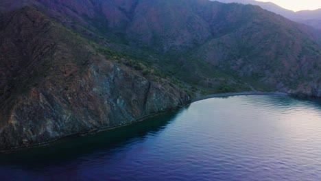 Vista-Panorámica-Desde-Un-Dron-En-La-Costa-Montañosa-Al-Amanecer,-Marmaris,-Datça,-Turquía