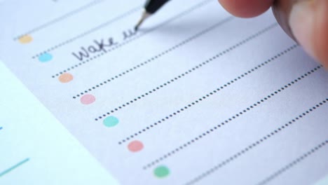 persona que escribe el horario diario en el planificador