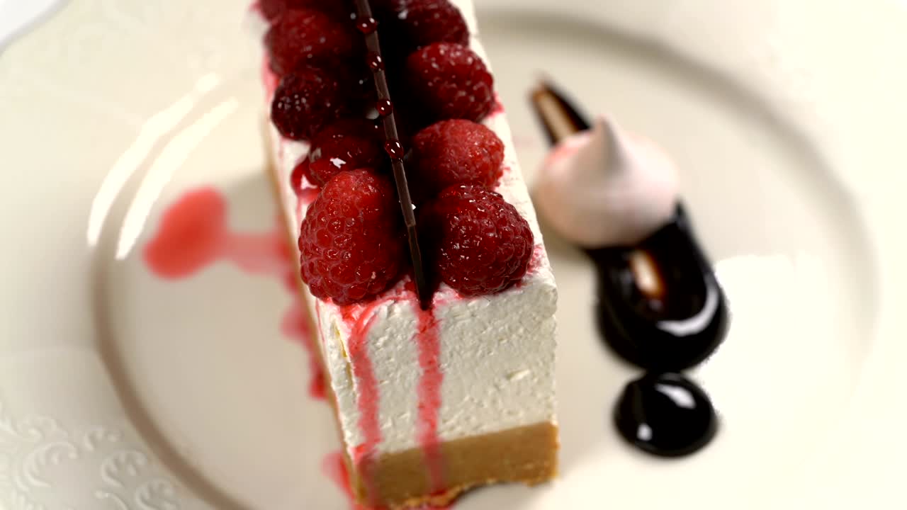 치즈케이크는 색 배경에서 회전 테이블에 회전합니다.