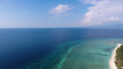 Unglaubliche-Luftaufnahme-Des-Strandes-Von-Lombok-Mit-Touristen-Und-Resorts-Dahinter