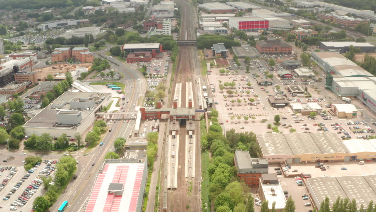 tomada aérea de un tren que llega a la estación de stevenage, reino unido.