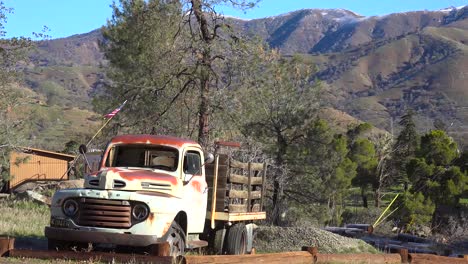 Una-Vieja-Camioneta-Abandonada-Se-Encuentra-Junto-A-Una-Carretera-De-Montaña