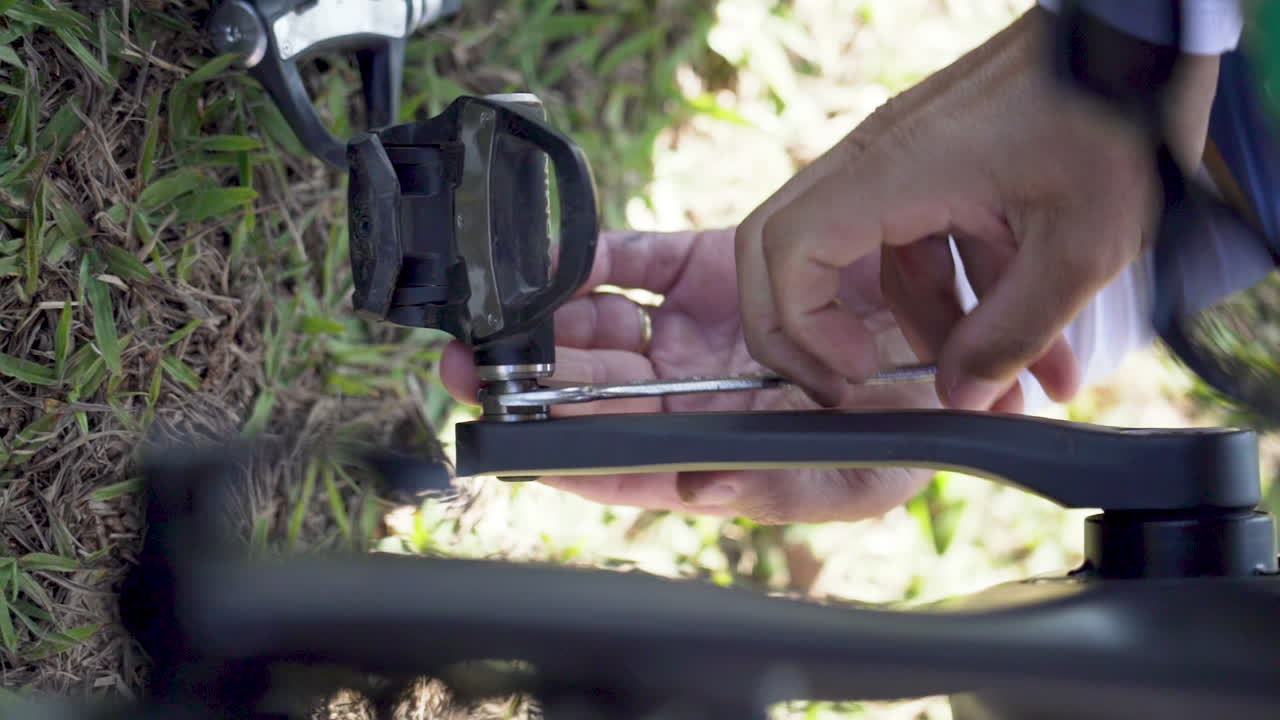la mano del ciclista realizando un cambio de pedal. captura vertical