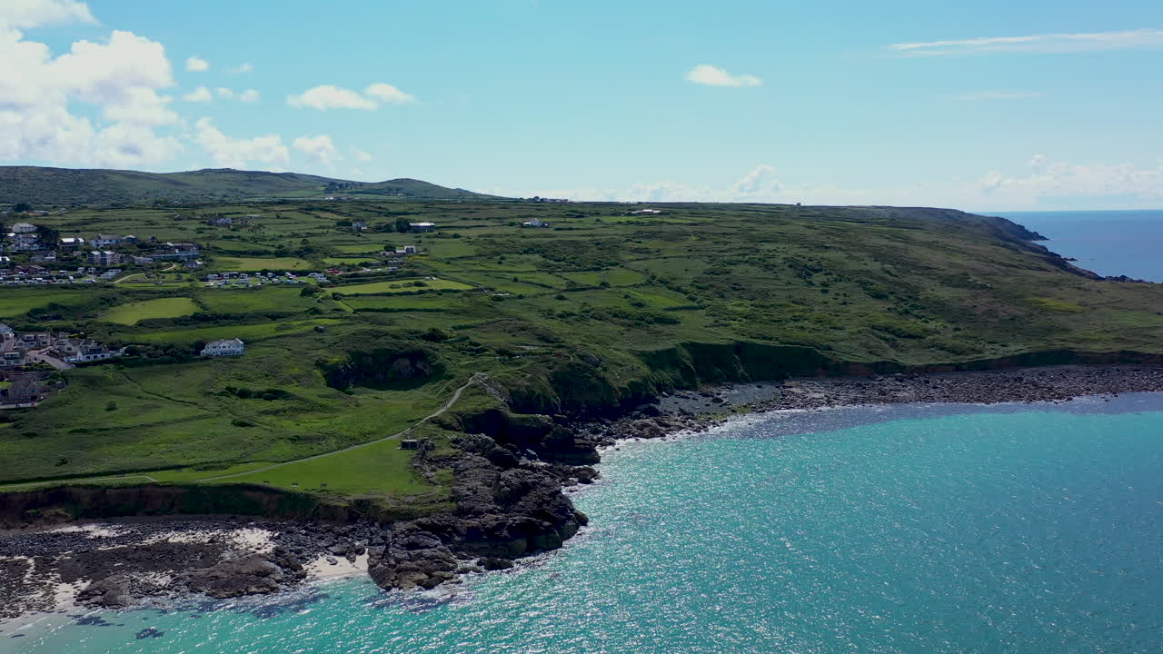 st ives cornwall의 porthmeor 해변을 따라 공중 무인 항공기보기
