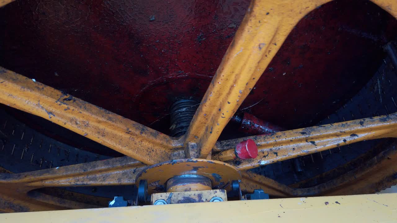 prensa de uva, prensa de tambor grande triturando fruta, maquinaria agrícola moderna, primer plano