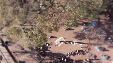 pareja de tango romantico cita de baile en plaza dorrego buenos aires