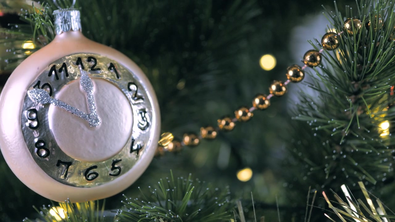 Reloj decorativo de árbol de Navidad marcando casi las doce en un árbol decorado, concepto de Año Nuevo. Toma con deslizador