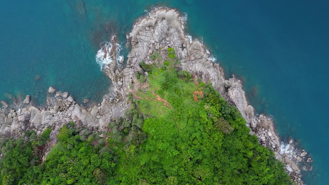 열대 천국: 4k에서 돌 해안, 푸른 숲과 푸켓 섬의 푸른 물 위로 숨막히는 드론 비행