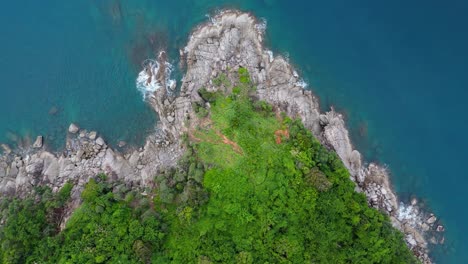 Paraíso-Tropical:-Impresionante-Vuelo-Con-Drones-Sobre-Una-Costa-De-Piedra,-Bosques-Verdes-Y-Aguas-Azules-De-La-Isla-De-Phuket-En-4k