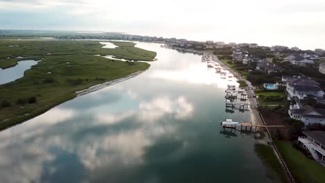 Amanecer-Temprano-En-La-Mañana-Drone-Pan-De-Ciento-Ochenta-Grados-De-Izquierda-A-Derecha-Sobrevuelo-De-Figura-Ocho-Isla-Puerto-Interior-En-Wilmington-Carolina-Del-Norte