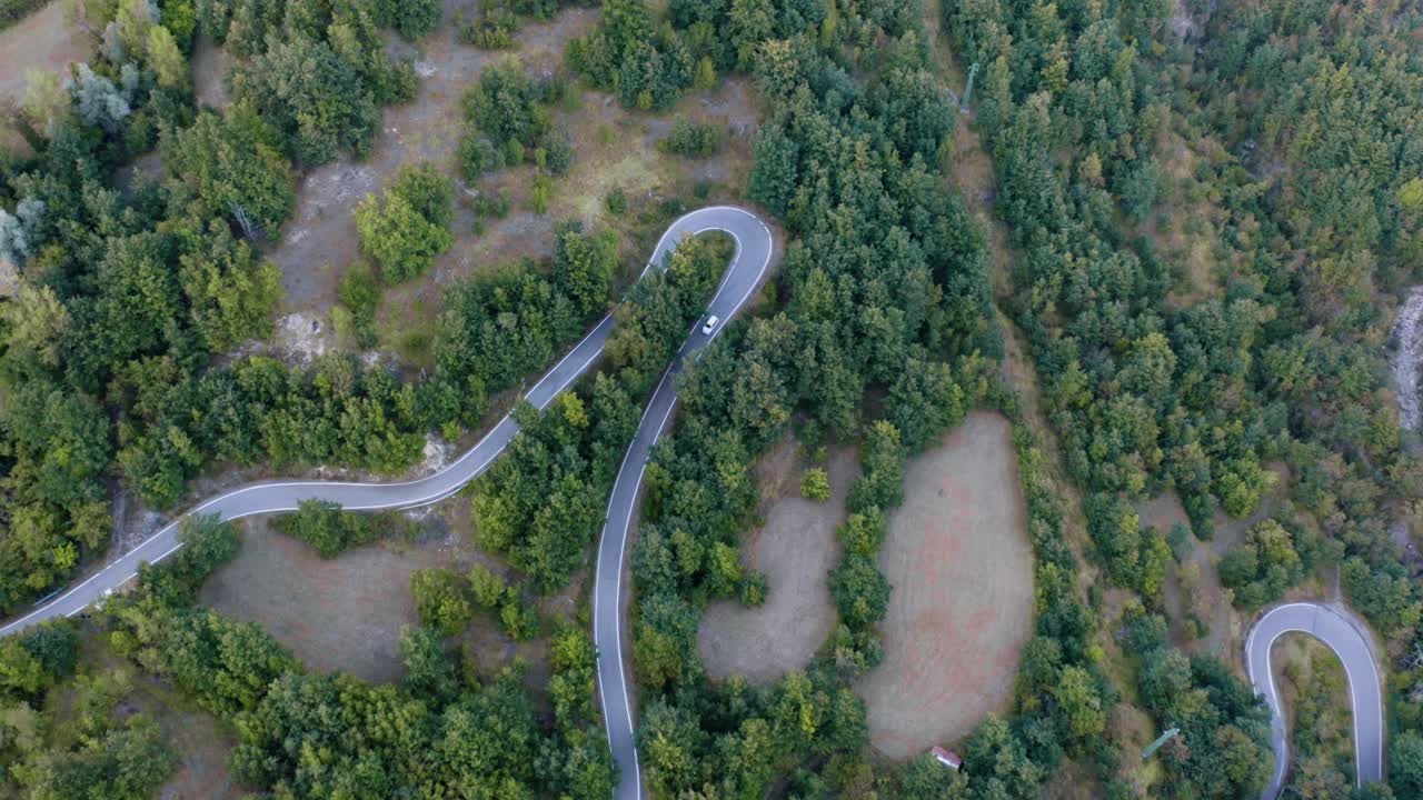 toma de un dron de un camino rural en la naturaleza
