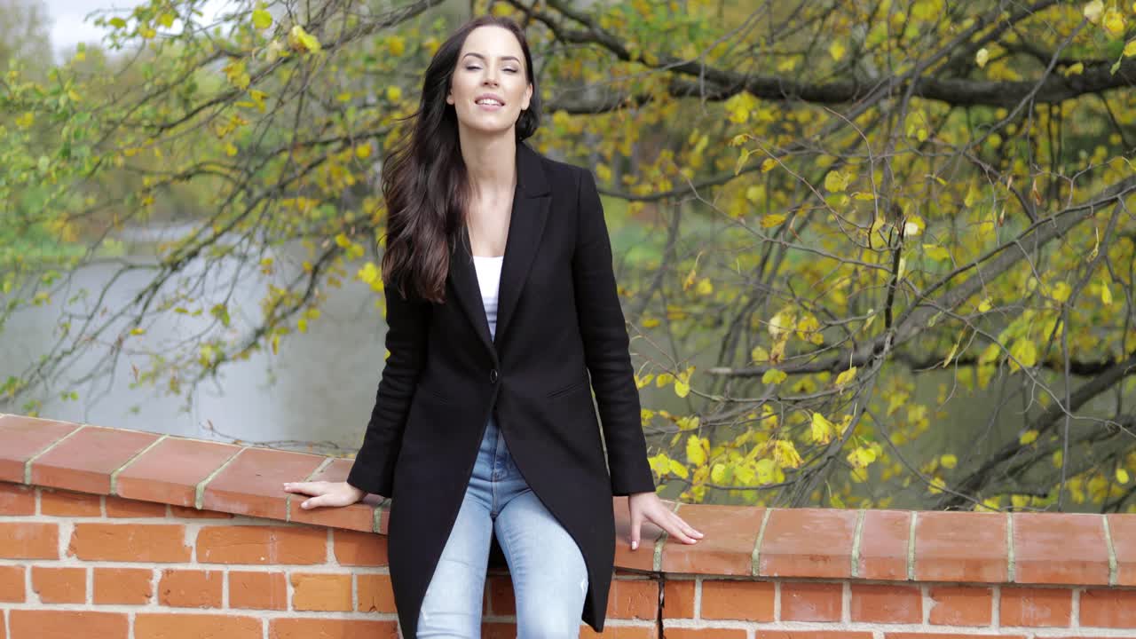 다리에 기대어 여자