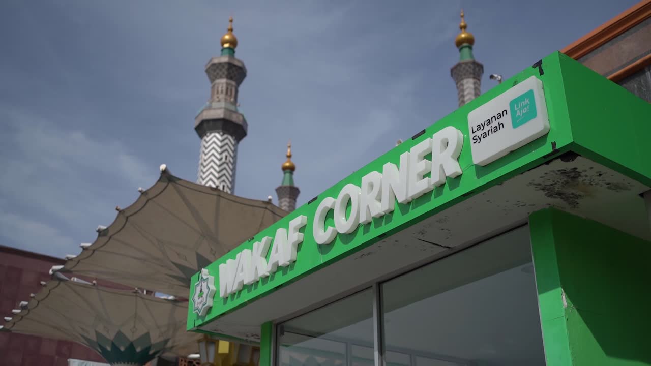 인도네시아 치레본에 첨탑이 있는 타콰 모스크의 도시 풍경과 건물 정면