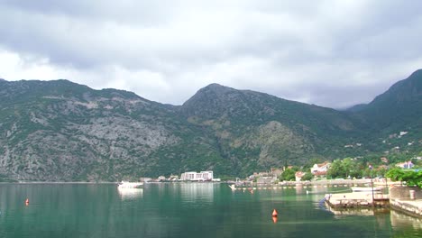 Ciudad-Costera-En-La-Bahía-De-Boka-Kotorska,-Risan,-Montenegro